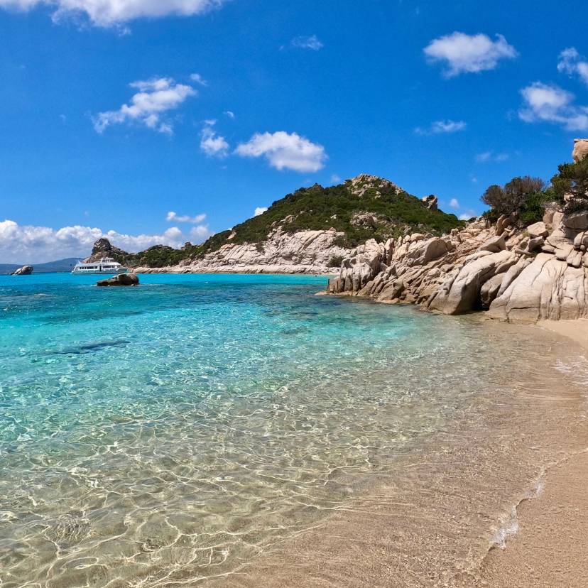 Bucht mit Sandstrand und kristallklarem Wasser auf Sardinien