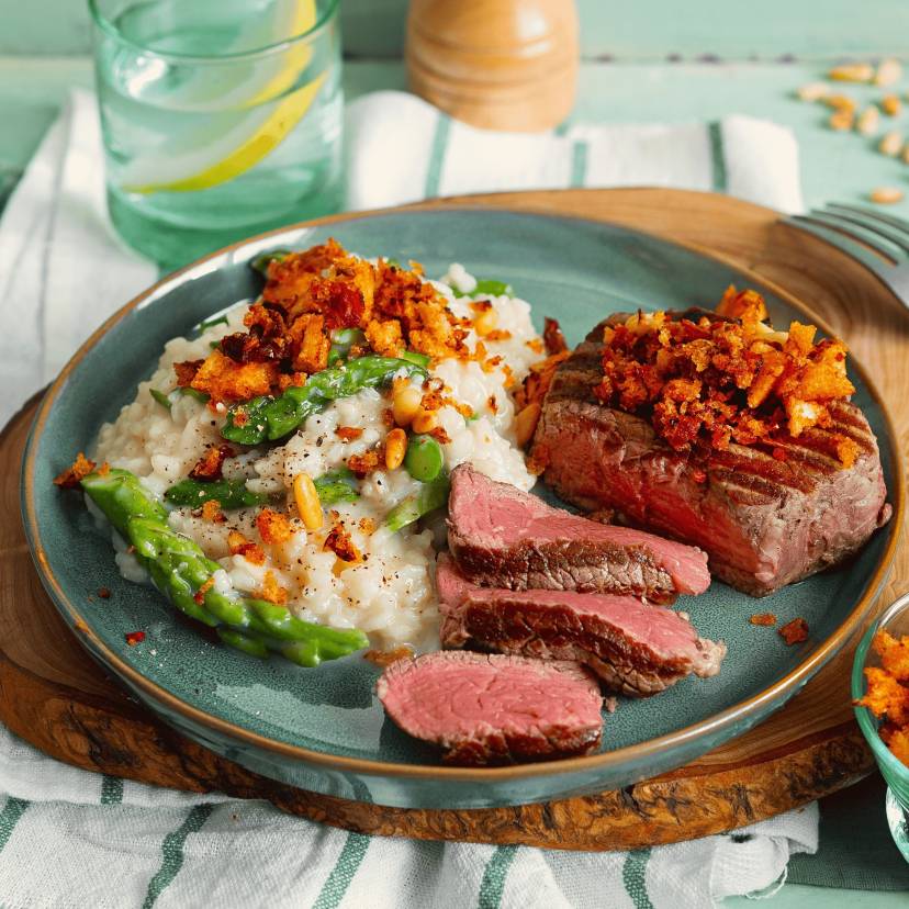 Osteressen aus Fleisch und Risotto angerichtet auf einem Teller
