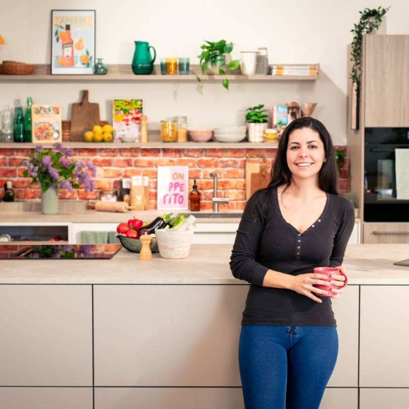 Serena Loddo steht vor einer Küchenzeile und lächelt in die Kamera