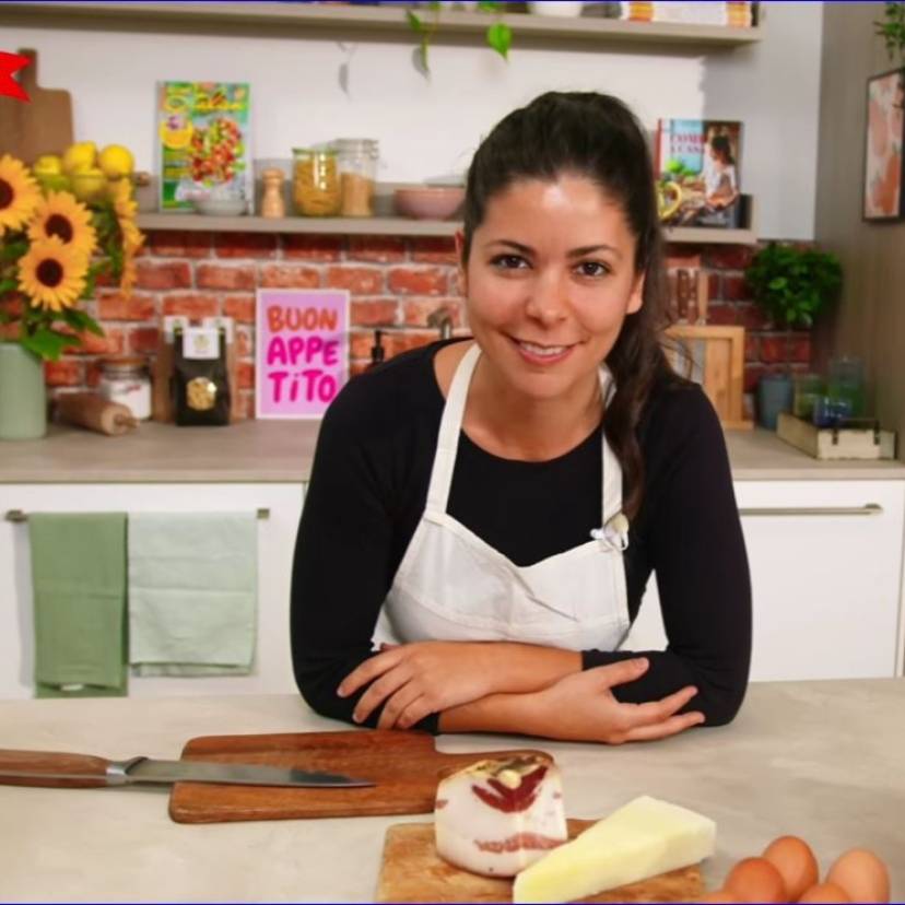Serena Loddo kocht in der So isst Italien Küche Spaghetti Carbonara für ihren YouTube-Kanal