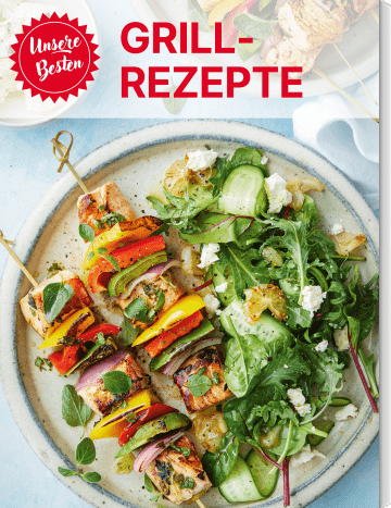 Lachsspieße vom Grill mit Gemüsesalat auf dem Cover von „Unsere Besten: Grill-Rezepte“